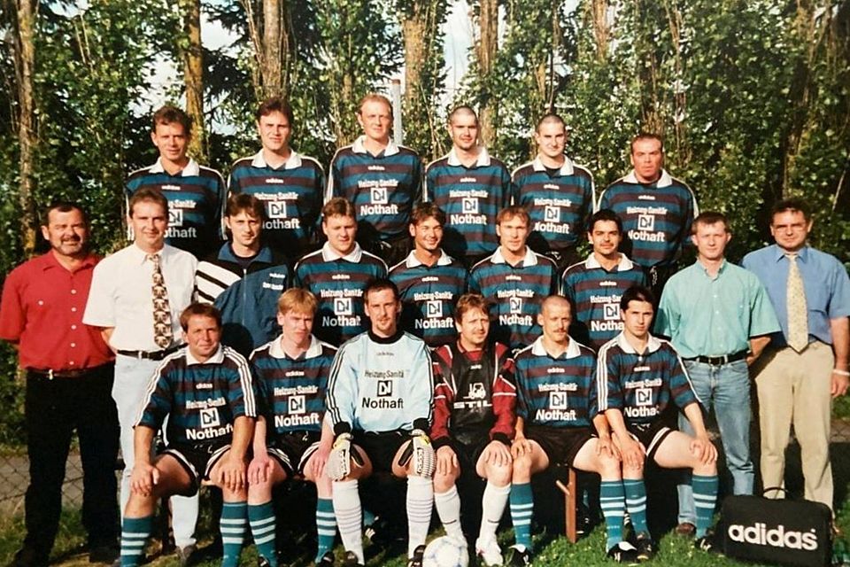 Moosbauer (hintere Reihe, 3.v.l.) gehörte zur der Neustifter Mannschaft, die 1998 den Sprung in die Bezirksliga schaffte.