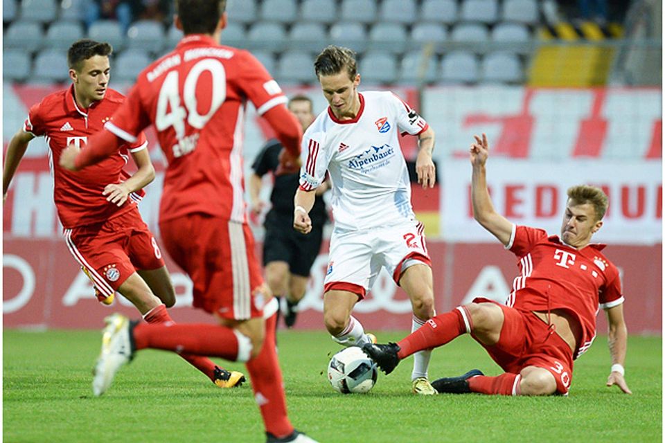 Haching-Verteidiger Maxi Bauer behauptet den Ball gegen drei Münchner. F: Leifer