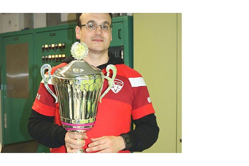 Turnierveranstalter Halil Atay mit dem Siegerpokal Foto: Akcay