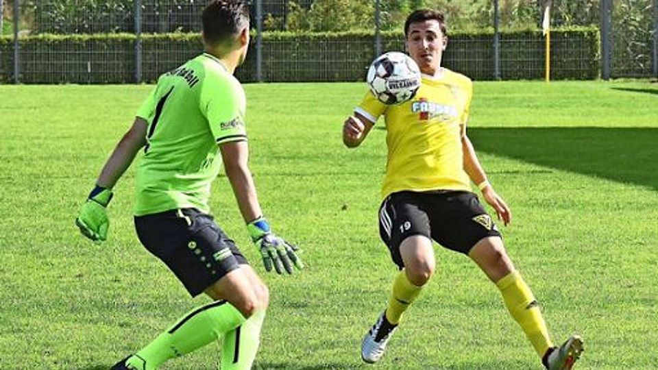 Tobias Heim (rechts) hatte in der Nachspielzeit die Riesenchance zum Echterdinger Sieg, scheiterte aber mit seinem Lupfer aufs gegnerische Tor.
