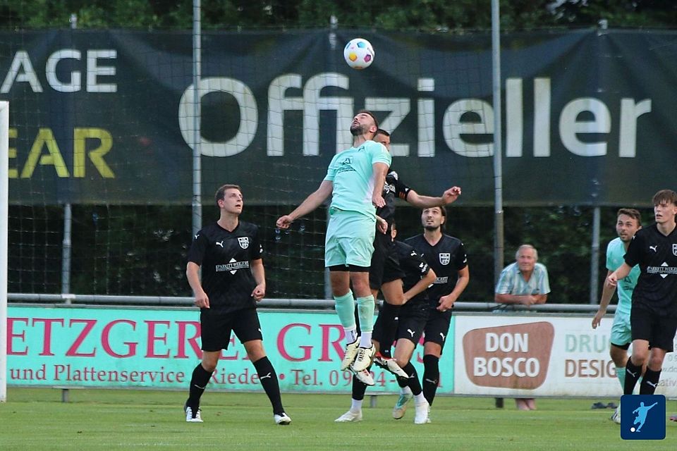 Mit dem 2:2 in Köfering (helles Trikot) verschenkte der 1. FC Rieden (in Schwarz) wichtiges Punktegut im Buhlen um die sofortige Rückkehr in die Bezirksliga.