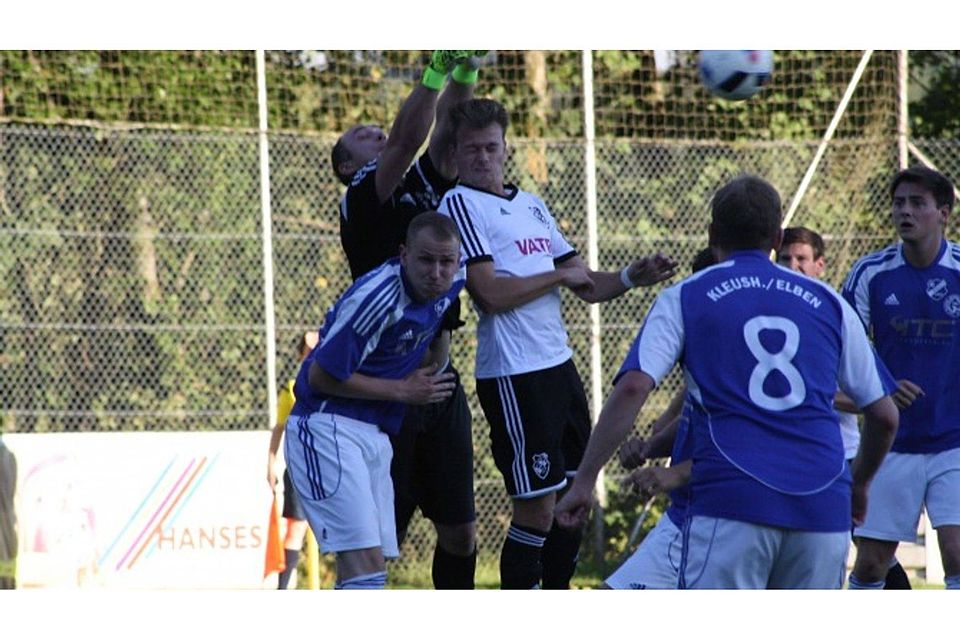 Das Pokalspiel gegen die SpVg Olpe erwies sich als einer der Höhepunkte für die Spieler der SG KLeusheim/Elben (blaue Trikots). Während Elben in der A-Kreisliga an den Start geht, spielt Kleusheim in einer Spielgemeinschaft mit Lütringhausen und Oberveischede in der Kreisliga B. Foto: leem