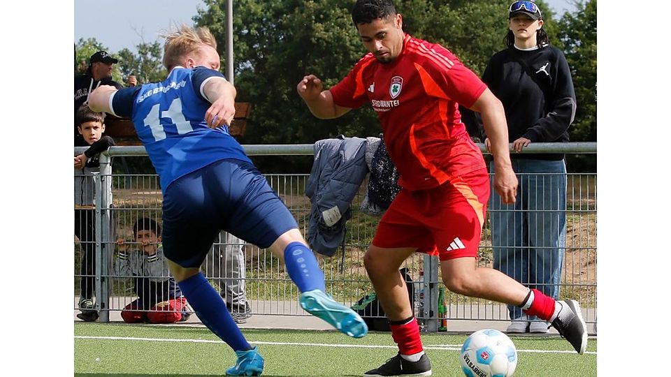 Toptorjäger Elyas El Youssfi (rechts) trifft gegen SKG Bauschheim II (hier im Duell mit Marcel Stunk) dreimal für die SV 07 Bischofsheim. Die B-Liga-Meisterschaft ist in greifbarer Nähe, aber vor dem Saisonfinale noch nicht sicher.	Foto: Andre Dziemballa