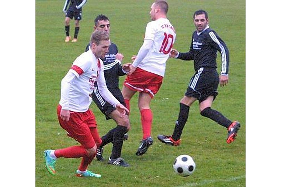 Enges Spiel mit glücklichem Sieger: Esenshamms Fußballer (dunkle Trikots) gewannen das Bezirksliga-Duell mit Sande mit 2:1. Thorsten Sanders