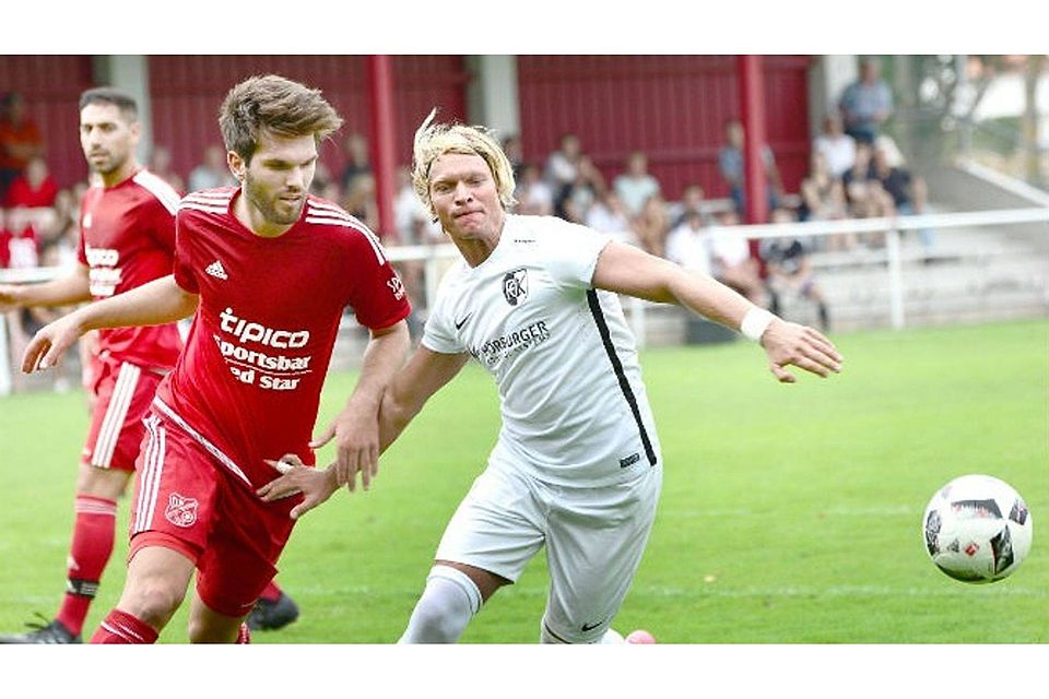 Dominik Behr (weiß) und der FC Kempten gelang gegen Yilli Xhemajlaj (rot) und der DJK Memmingen-Ost der nächste Erfolg. F.: Schulze