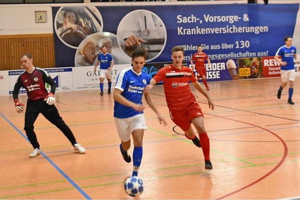 SV Kelheimwinzer (rot) ist heiß auf den Einzug ins Halbfinale, für die SpVgg Weltenburg (blau) scheint das Spiel um Platz sieben reserviert. Foto: Roloff