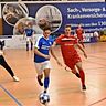 SV Kelheimwinzer (rot) ist heiß auf den Einzug ins Halbfinale, für die SpVgg Weltenburg (blau) scheint das Spiel um Platz sieben reserviert. Foto: Roloff