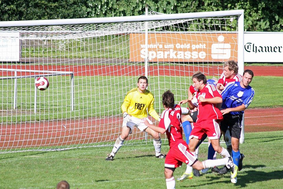 Auch im Hinspiel tauchten die Paulsdorfer Stürmer schon gefährlich vor Chams Keeper Manuel Hoffmann auf, kamen aber nicht zum Erfolg Foto: Groitl Auch im Hinspiel tauchten die Paulsdorfer Stürmer schon gefährlich vor Chams Keeper Manuel Hoffmann auf, kamen aber nicht zum Erfolg Foto: Groitl
