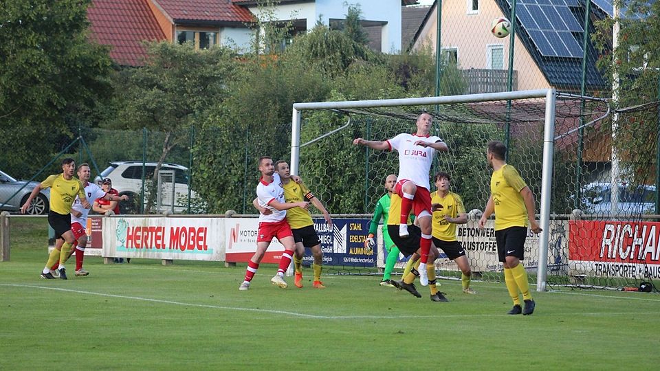 Knapp und sicher etwas unglücklich verlor der SV Kulmain (in Gelb-Schwarz) das Heimspiel gegen den alten und neuen Spitzenreiter SpVgg Trabitz (in Weiß-Rot).