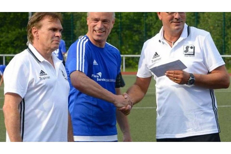 Uwe Helmes (links), hier neben Henning Heimann und "Jocki" Kühn (von links) im Rahmen seiner Trainertätigkeit bei der Siegerlandauswahl, übernimmt Bezirksligist TuS Plettenberg. Foto: dima