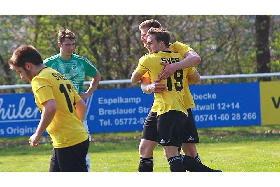 Hattrick geschnürt: Timo Jaeger traf gegen Frotheim gleich dreimal und freute sich zurecht mit Sturmkollege Kieran Forward. Foto: Michael Meier