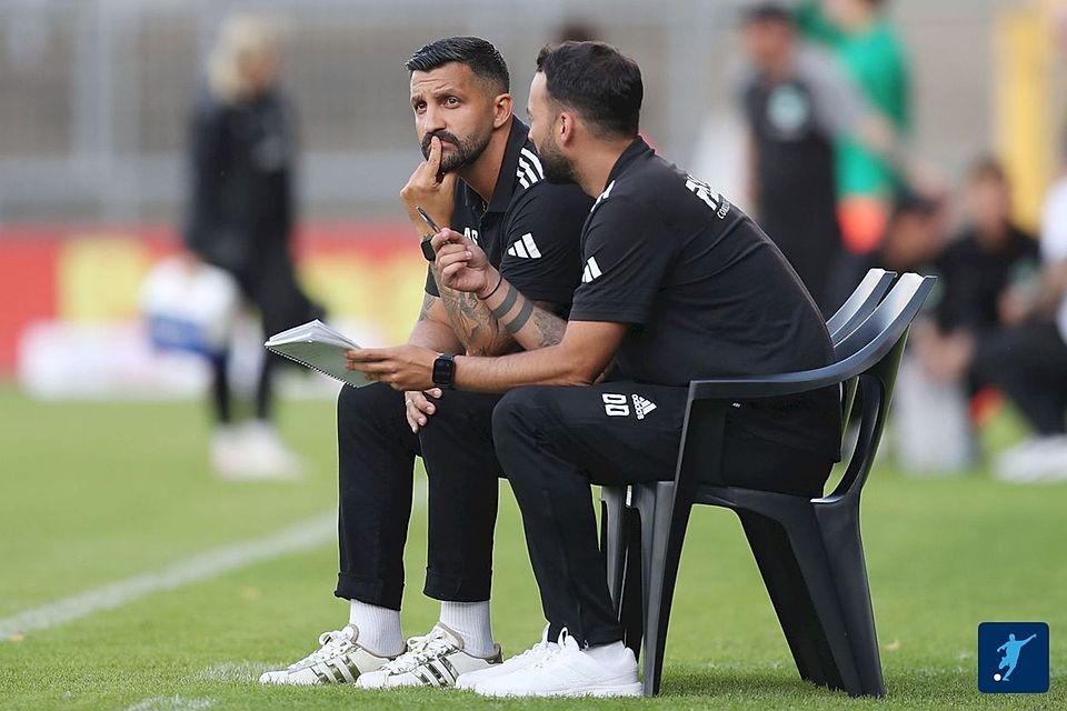 Bitterer Auftakt für Aytac Sulu (li.) am Schönbusch: Die Viktoria verliert zuhause deutlich mit 0:4 gegen die Profireserve aus Fürth.