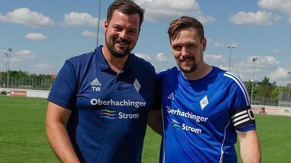 Deisenhofens Sportlicher Leiter Thomas Werth (l.) überreichte Urgestein Maxi Mayer ein Poster mit Erinnerungsfotos aus dessen jahrzehntelanger Laufbahn beim hochambitionierten FC Deisenhofen.