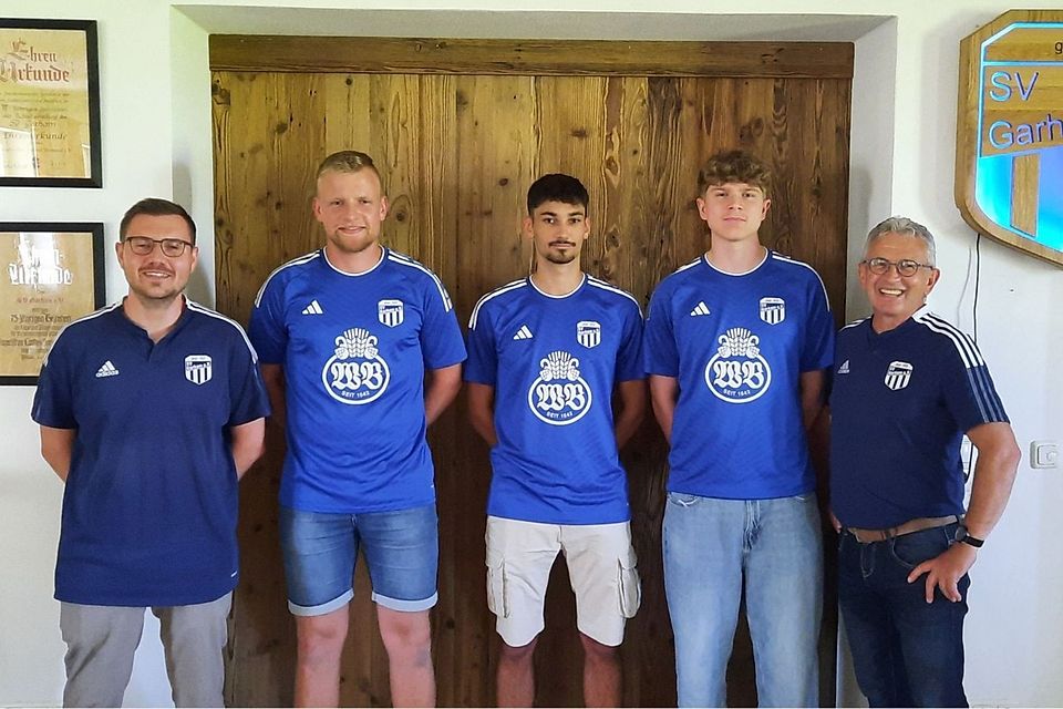Abteiungsleiter Alois Eimannsberger (li.) und 2. Vorstand Sepp Weber (re.) mit den „letzten“ Neuzugängen Finley Liebhold, Nico Roll und Julian Fröhler 
