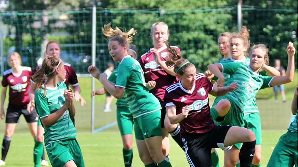 Umkämpft war das letzte Saisonspiel der BCF-Frauen (in rot) gegen Murnau. Eine 2:3-Niederlage bedeutet für die Wolfratshauserinnen den Abstieg in die Bezirksoberliga.