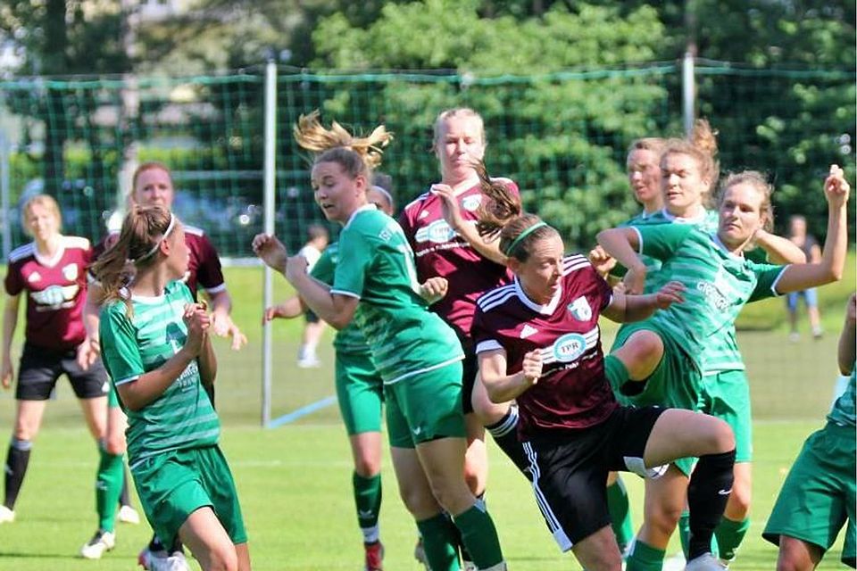 Umkämpft war das letzte Saisonspiel der BCF-Frauen (in rot) gegen Murnau. Eine 2:3-Niederlage bedeutet für die Wolfratshauserinnen den Abstieg in die Bezirksoberliga.