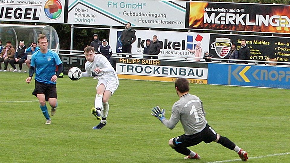 Beide Mannschaften haben im Abstiegsduell zwischen Schwabmünchen (weißes Trikot) und dem TSV Königsbrunn durchaus versucht ein Tor zu erzielen – gelungen ist es aber nicht.