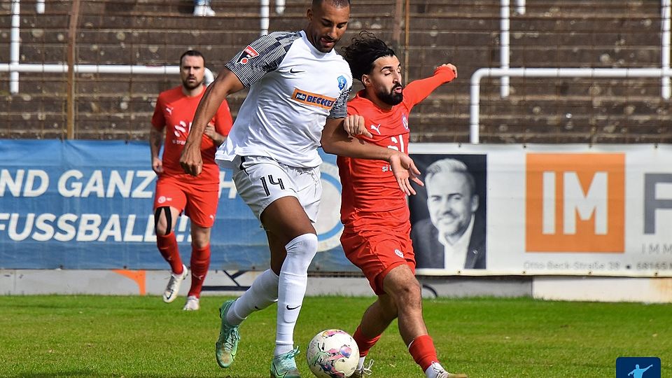 Die Rasenspieler (rot) wollen am Samstag in Holzhausen den Auswärtsbann brechen.