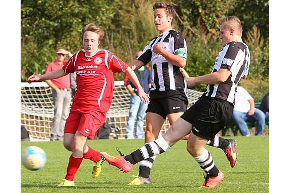 Erfolgreich: Die A-Junioren des VfL Wildeshausen (rotes Trikot) gewannen beim TSV Ganderkesee mit 3:2. Dörte Eilers