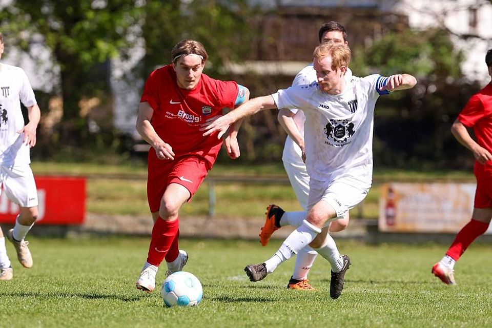 Laufduell: In der Fußball-Kreisoberliga musste sich Hassia Dieburg (rechts Marten Kalmbach) mit einer Nullnummer gegen die SSV Brensbach (links Max Geiss) begnügen. Ein Dämpfer im Kampf um die Aufstiegsplätze.	Foto: Joaquim Ferreira