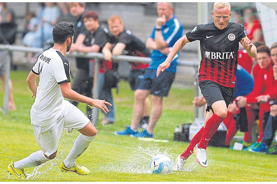 Wasserschlacht: SVWW-Flügelflitzer Alf Mintzel (r.) versucht, den Ball an Auswahlspieler Bender Karabey vorbeizulegen. Foto:rscp / René Vigneron