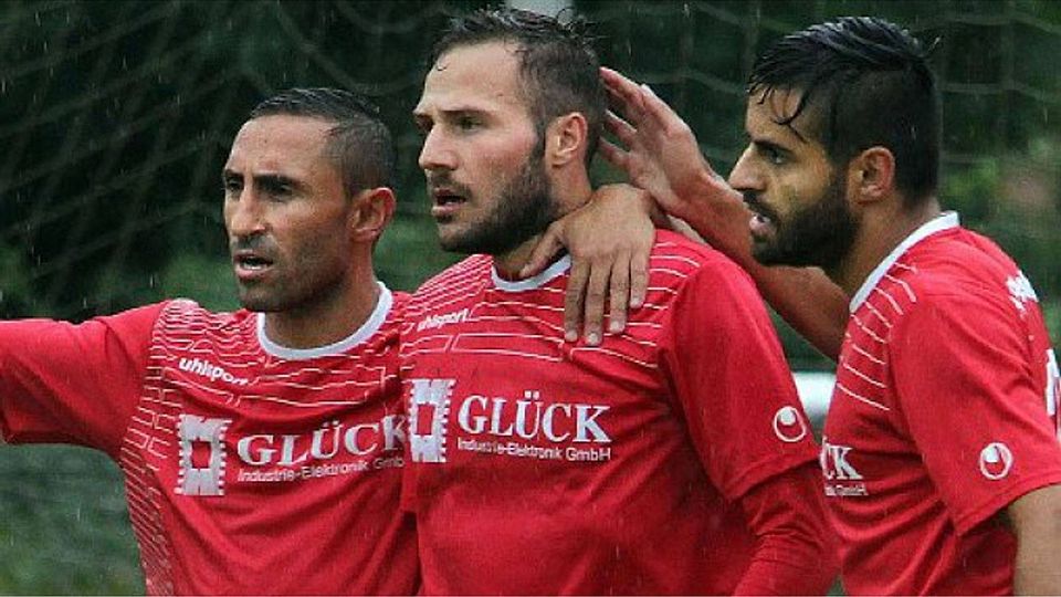 Die Gewinner des Spieltags: der TSV Plattenhardt  ist nun Tabellenführer (von links Paulo Bayrak, Denis Kroer und Alperen Albayrak). Yavuz Dural