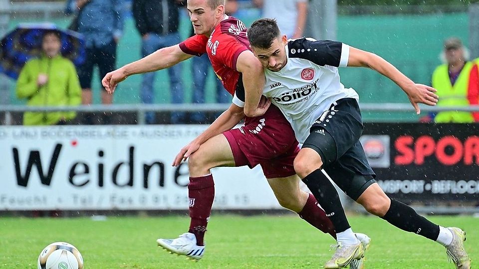 Mika Habel (Rot) schlägt und entwickelt sich toll in der Regensburger U 21.
