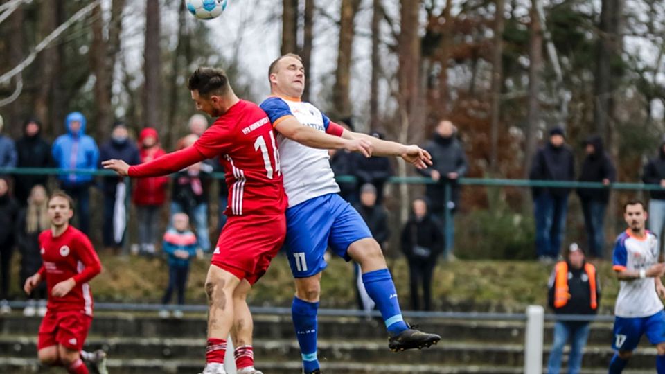Dreimal traf Krieschows Andy Hebler (re.) vom Punkt, hier im Luftduell mit Justin Matthäus. 