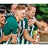 Jubeltrubel: In Brinkum feierte Nils Frenzel (Zweiter von rechts, mit Binde) durch ein 4:0 mit dem VfL den Aufstieg. Imago