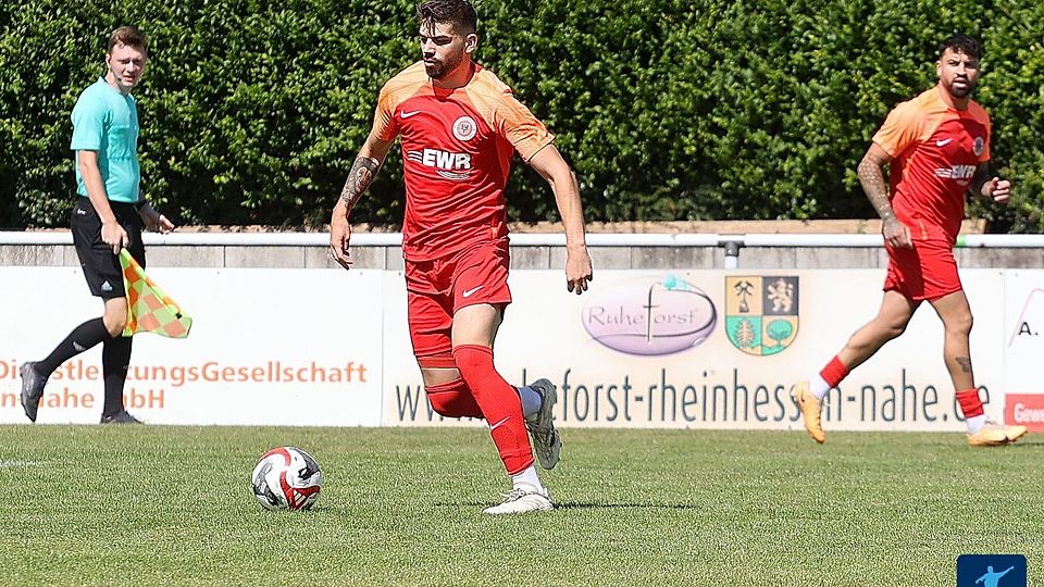 Künftig für einen Ligakontrahenten am Ball: Pfeddersheims Mittelfeldleader Vincent Haber spielt ab dem Sommer am Altrhein in Gimbsheim.