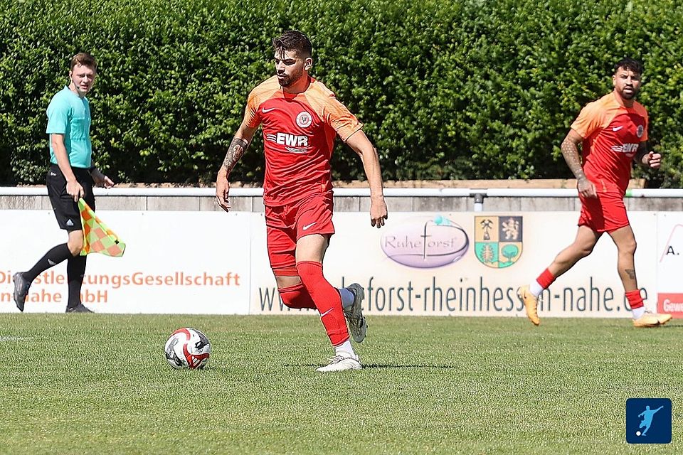 Künftig für einen Ligakontrahenten am Ball: Pfeddersheims Mittelfeldleader Vincent Haber spielt ab dem Sommer am Altrhein in Gimbsheim.