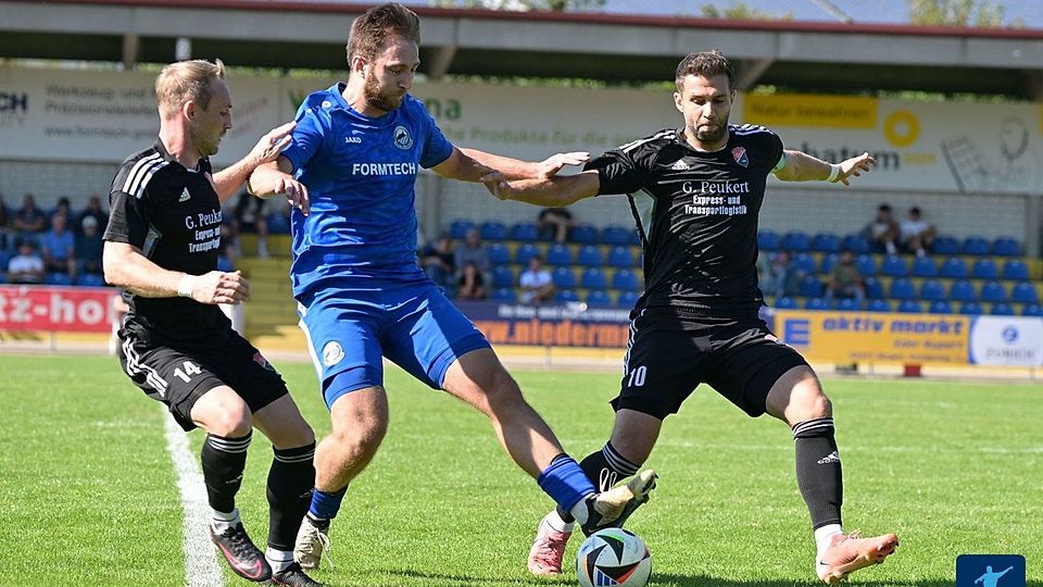 Daniel Gnjidic (Mitte) greift nochmal beim TSV Bogen an 