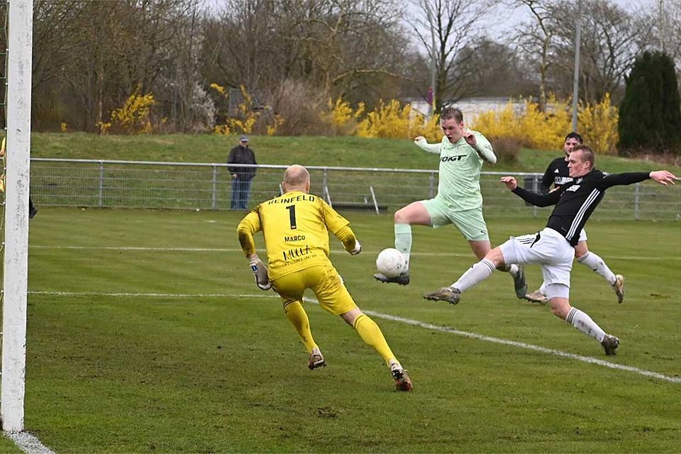 Kaum zu glauben - das wird kein Tor von Timo Barendt (PSV Neumünster), der an  Daniel Marco scheitert. rechts Mika Czeschel (Reinfeld).