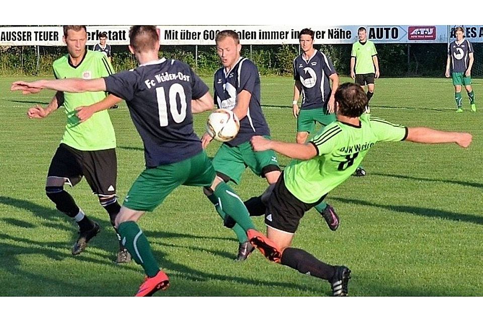 "It´s Derbytime" heisst es am Freitagabend, wenn der FC Weiden-Ost (dunkles Trikot) auf die DJK trifft. Unser Bild stammt vom Aufeinandertreffen in der letzten Saison. F: Nachtigall