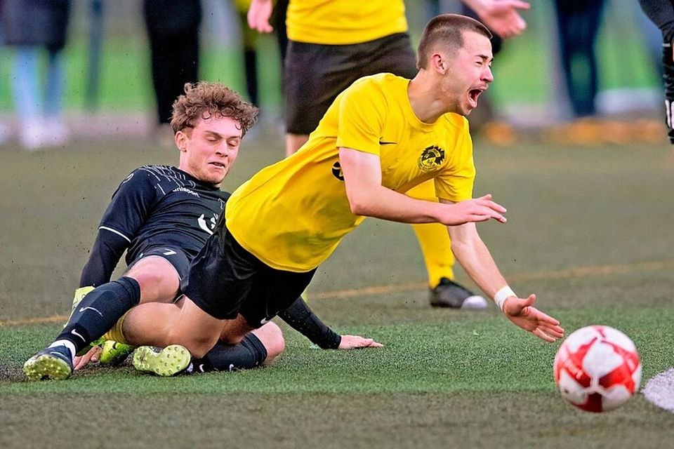 Schmerzhaft ist der Weg zum Sieg im Abstiegskampf für Tim Plavetic vom SV Hölzlebruck - er trifft später gegen Kirchen-Hausen.