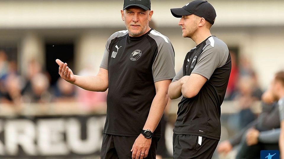 Maik Wolf (links) und Tim Hermes, Trainerteam des Bezirksliga-Aufsteigers (Archivfoto), waren sich nach dem Spielabbruch gegen die SG Mudersbach/Brachbach keiner Schuld bewusst.