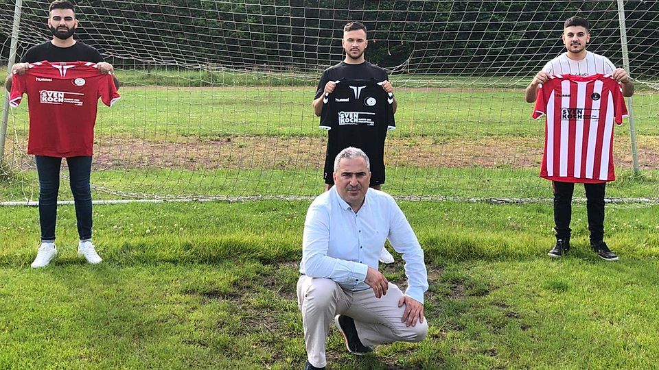 TSV-Manager Ender Ünal kniet vor den Neuzugängen: (von links) Cüneyt Tümenci, Sergio Frey und Sehmuz Tümenci.