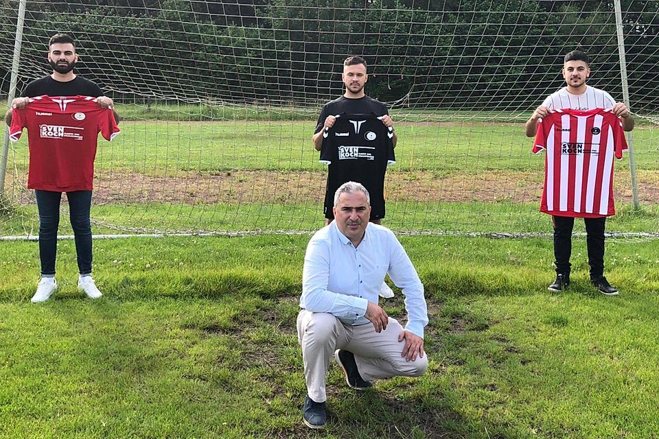 TSV-Manager Ender Ünal kniet vor den Neuzugängen: (von links) Cüneyt Tümenci, Sergio Frey und Sehmuz Tümenci.