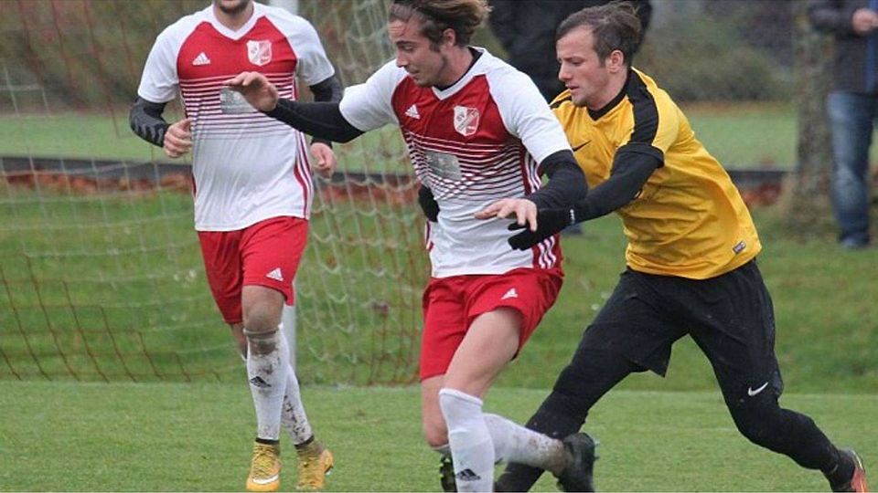 Rückkehrer Nicolas Walz (Mitte) spielte in der Herbstserie noch für den Bezirksligisten SV Sulzemoos. Foto: hab