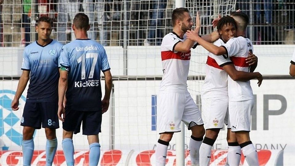 Die Gemütslage beim Derby im Gazistadion: Die Kickers trauern, die VfB-II-Spieler jubeln. Foto: Pressefoto Baumann