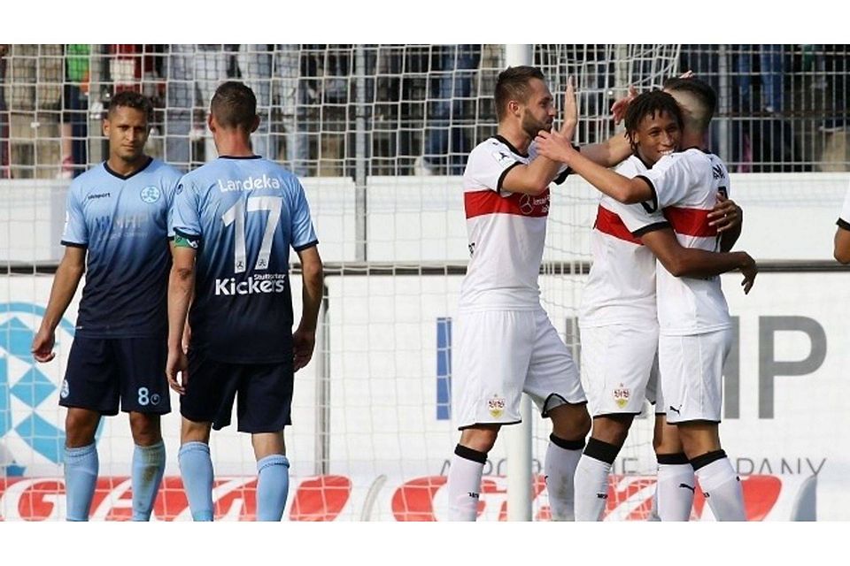 Die Gemütslage beim Derby im Gazistadion: Die Kickers trauern, die VfB-II-Spieler jubeln. Foto: Pressefoto Baumann