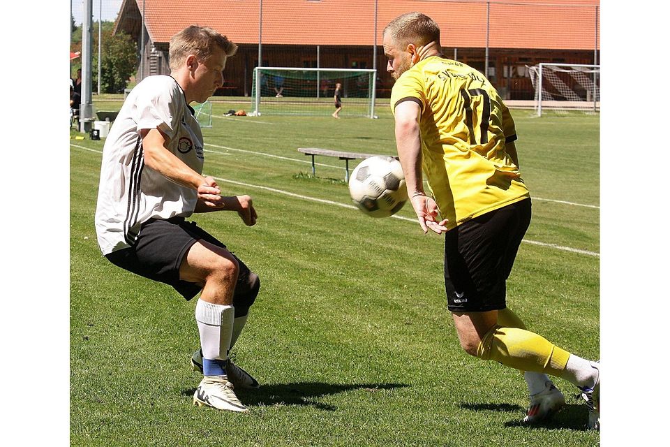 Torschütze zum 3:0-Endstand: Simon Essendorfer vom SV Bad Tölz (re.).