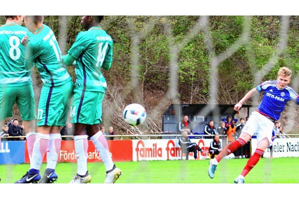 Ausgezeichnete Schusstechnik: Holstein Kiels Lasse Greve (rechts) trifft per direkt verwandeltem Freistoß zum 1:0 gegen den SV Werder Bremen.
