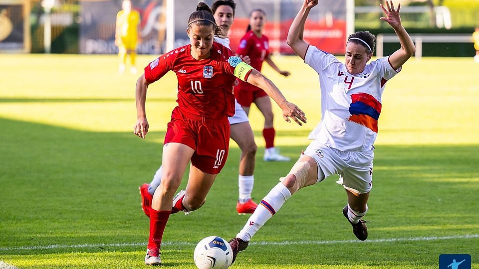 Laura Miller (l.) gelang das wichtige 1:1 in Almaty