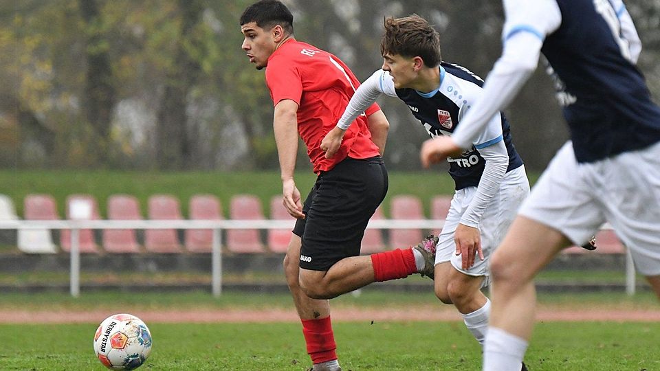 Auf den letzten Tabellenplatz abgerutscht, stehen Emirhan Ayri (links) und der FC Kosova Regensburg mehr denn je unter Druck. Jetzt geht es nach Vornbach.