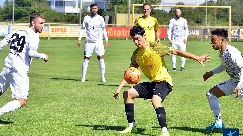 Der FC Wolfenweiler-Schallstadt (weißes Trikot) zertrümmerte früh den Matchplan des FV Herbolzheim. Der Landesliga-Spitzenreiter gewann am Ende zweistellig.