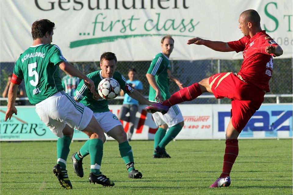 In der Liga behielt der SVS (grüne Triktos) auf heimischem Geläuf gegen die Würzburger Kickers mit 3:1 die Oberhand F: Enzesberger