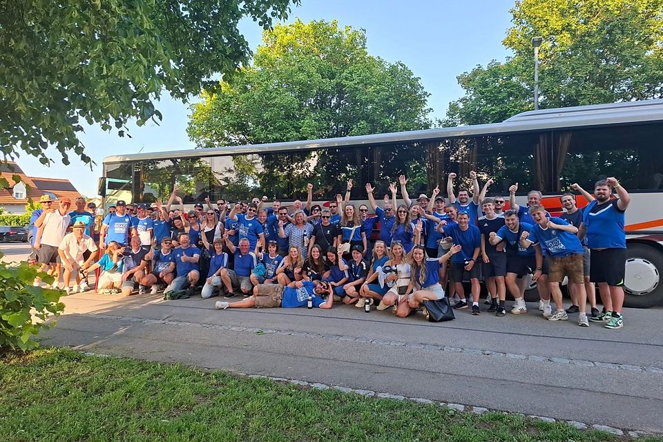 Mit Kaltgetränken und den Fans im Schlepptau fährt der Bus des TSV Türkenfeld direkt Richtung Kreisliga.