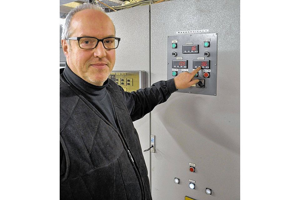Kennt sich im Keller des Ostseestadions aus: Hans-Jürgen Meister, Leiter Technischer Dienst beim FC Hansa, kontrolliert die Temperaturanzeige für der Rasenheizung. Foto: Marie Boywitt