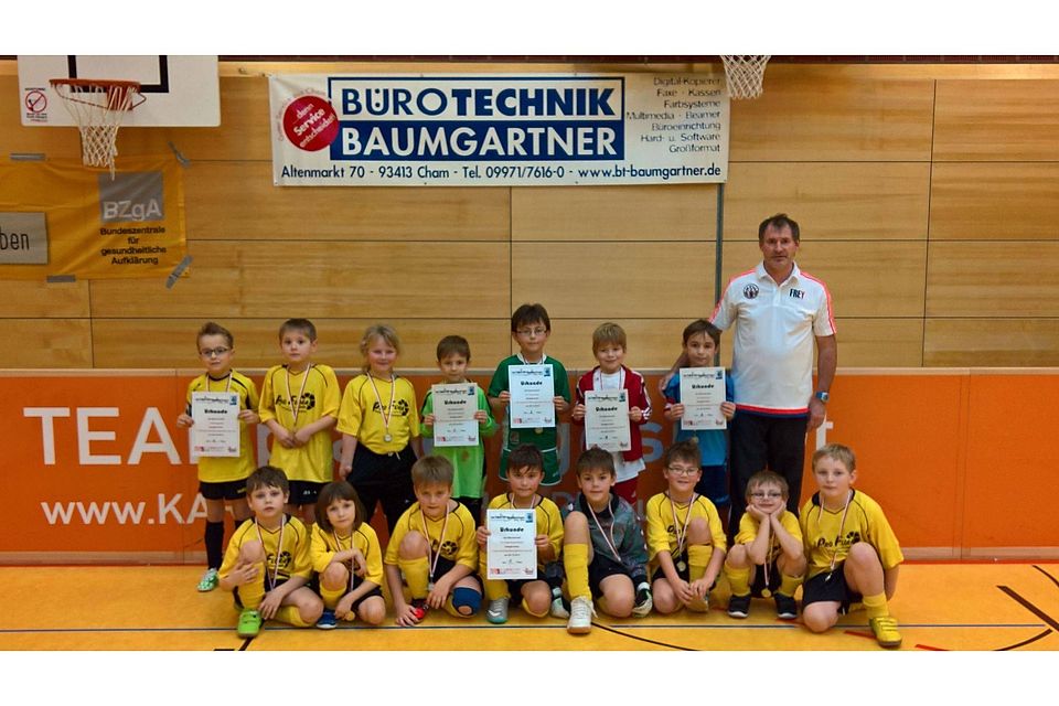 Der FC Untertraubenbach als Siegermannschaft des U8 Turniers mit den Mannschaftskapitänen der anderen Teams sowie Turnierleiter Harald Zabojnik (re.)